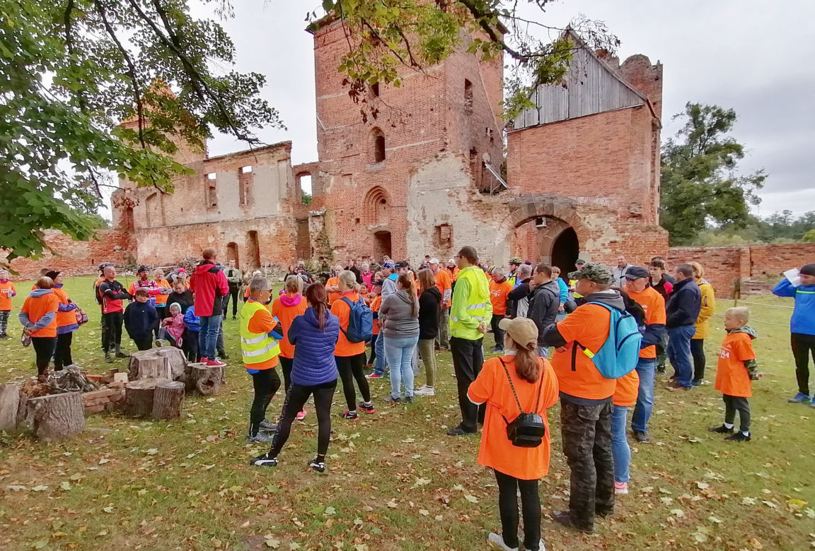Pomarańczowi rowerzyści najechali zamek w Szymbarku