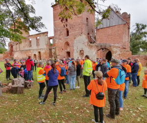 Pomarańczowi rowerzyści najechali zamek w Szymbarku