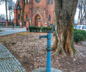 To najpiękniejsze miasteczko województwa łódzkiego. Leży nad jedną z najdłuższych rzek w Polsce