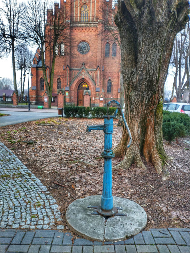 To najpiękniejsze miasteczko województwa łódzkiego. Leży nad jedną z najdłuższych rzek w Polsce