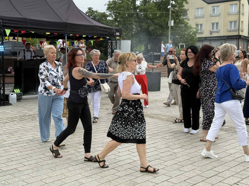 Starachowickie potańcówki na Rynku. Międzypokoleniowa zabawa pełna radości! Zobacz niezapomniane zdjęcia