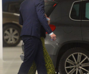 Mikołaj Roznerski przy windzie całuje Adrianę Kalską