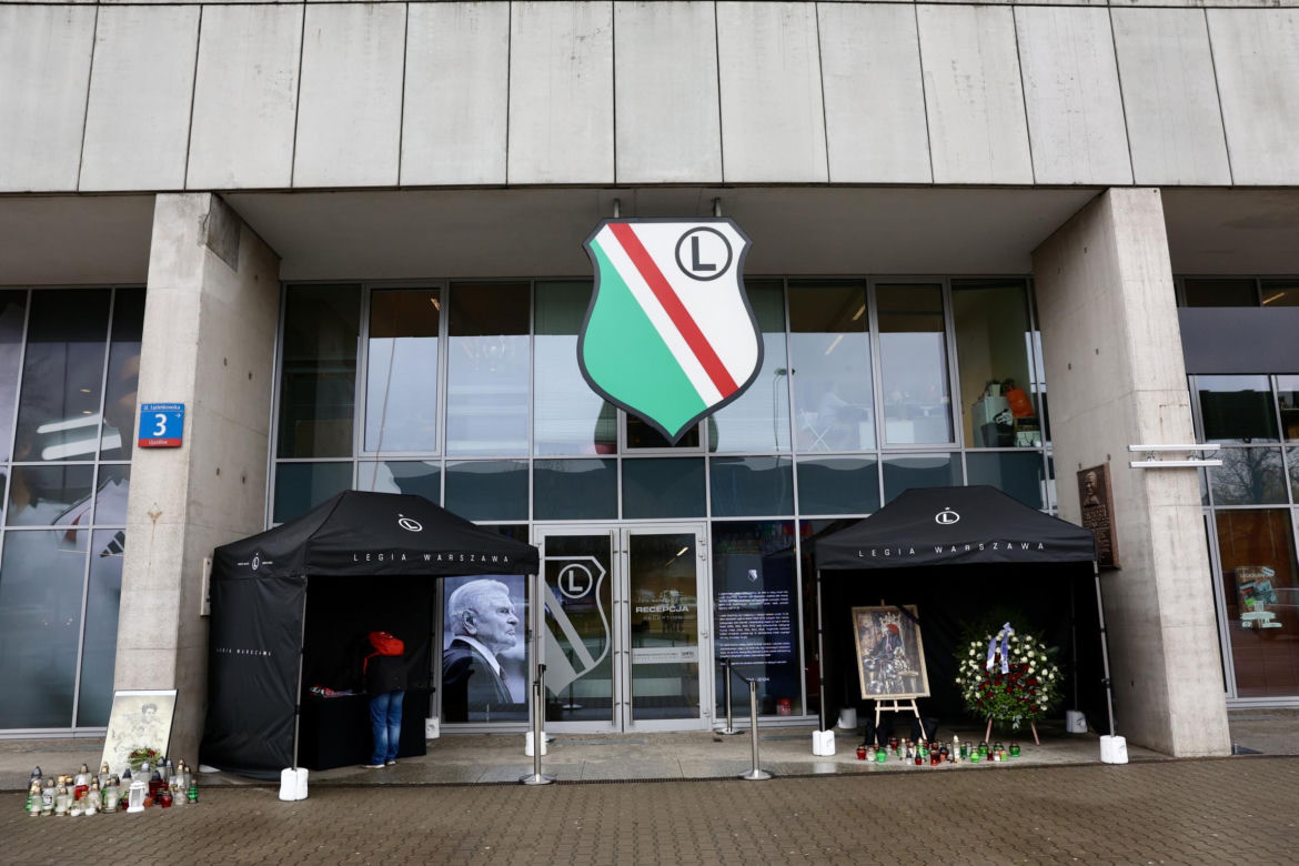 Legia żegna Lucjana Brychczego. Znicze pod stadionem