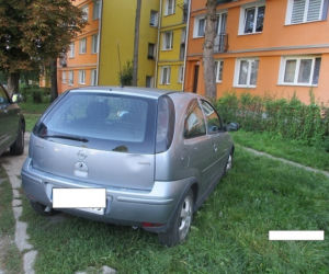 Nie chce im się czy nie potrafią? Tak parkują w Płocku bezmyślni kierowcy [ZDJĘCIA]