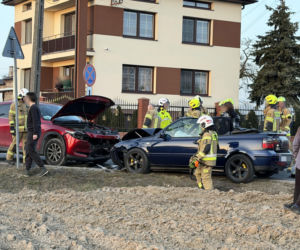 Wypadek pod Warszawą. Jedna osoba w szpitalu po czołowym zderzeniu