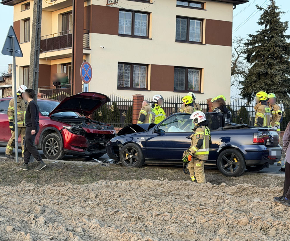 Wypadek pod Warszawą. Jedna osoba w szpitalu po czołowym zderzeniu