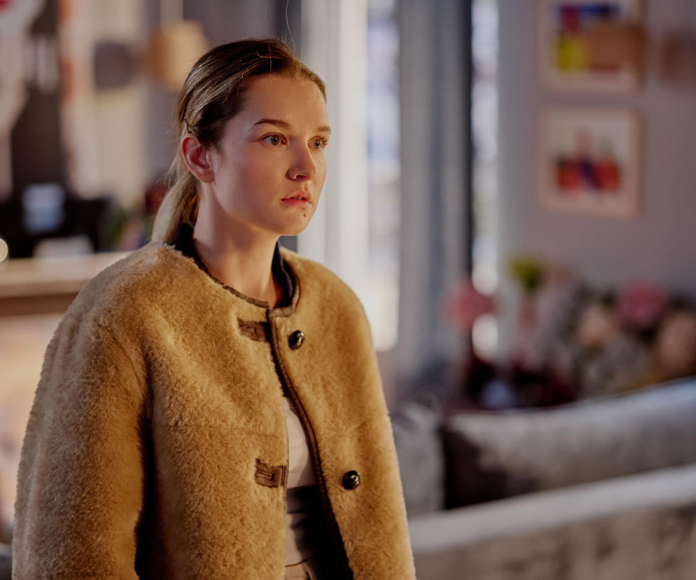 Kasia ze Na Wspólnej, wyraźnie zasmucona i rozczarowana, w beżowym płaszczu. Jej wyraz twarzy sugeruje poważne rozważania o rozwodzie z Darkiem, co jest tematem odcinka 4165. Więcej o dramatycznych zwrotach akcji w serialu przeczytasz na stronie Super Seriale.