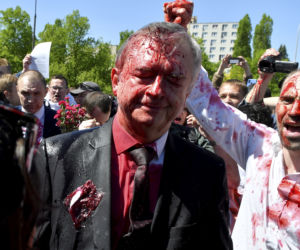 Ambasador Rosji oblany krwią. Skandal na cmentarzu żołnierzy radzieckich w Warszawie 