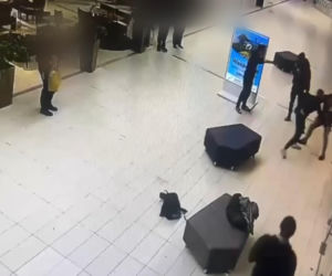 Brutalne pobicie w galerii handlowej. Skatowali mężczyzn, bo nie dostali papierosa!