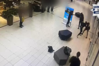 Brutalne pobicie w galerii handlowej. Skatowali mężczyzn, bo nie dostali papierosa!