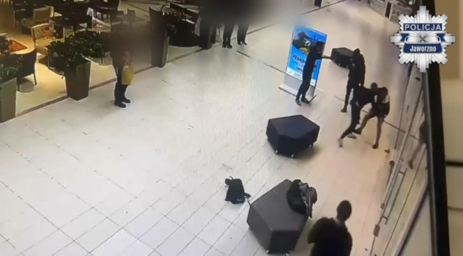 Brutalne pobicie w galerii handlowej. Skatowali mężczyzn, bo nie dostali papierosa!