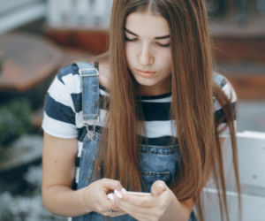Dlaczego dziecko ciągle siedzi w telefonie? Wytłumacz mu algorytmy i wspólnie zadbajcie o cyfrowy porządek