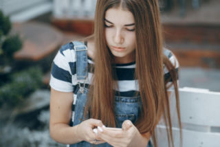 Dlaczego dziecko ciągle siedzi w telefonie? Wytłumacz mu algorytmy i wspólnie zadbajcie o cyfrowy porządek