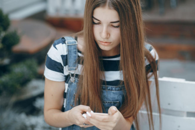 Dlaczego dziecko ciągle siedzi w telefonie? Wytłumacz mu algorytmy i wspólnie zadbajcie o cyfrowy porządek