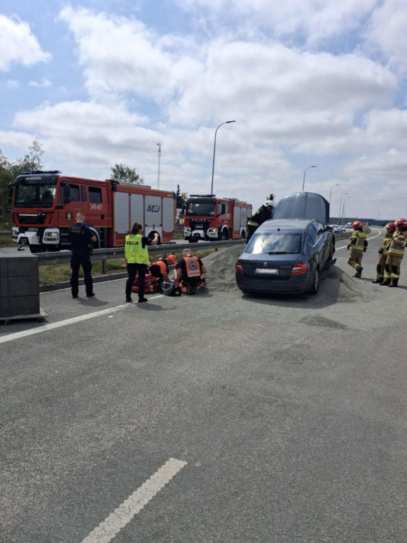Samochód zatrzymał się na pryzmie żwiru. Wypadek na zamkniętym odcinku S8
