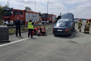 Samochód zatrzymał się na pryzmie żwiru. Wypadek na zamkniętym odcinku S8