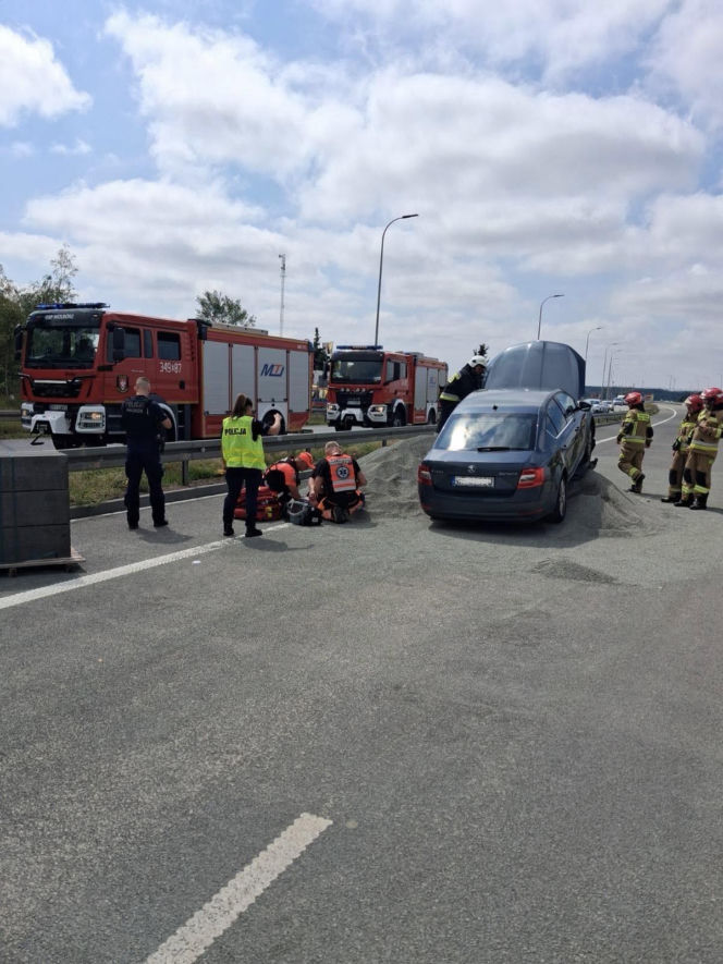 Samochód zatrzymał się na pryzmie żwiru. Wypadek na zamkniętym odcinku S8