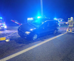 Staranował rogatki i zaparkował na sygnalizatorze