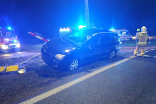 Staranował rogatki i zaparkował na sygnalizatorze