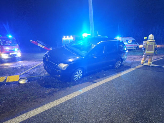 Staranował rogatki i "zaparkował" na sygnalizatorze