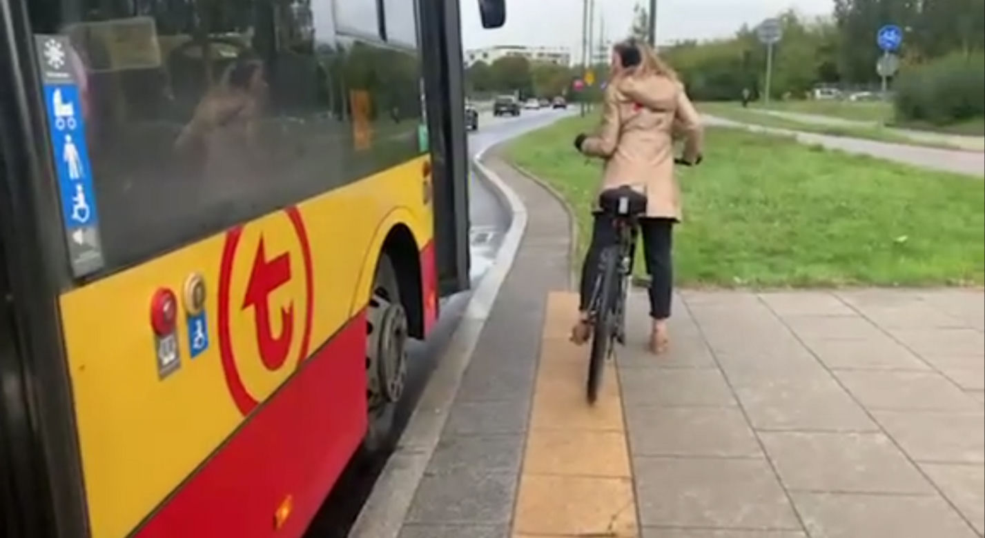  Awantura o przewóz roweru w autobusie w Warszawie. Kierowca nie wpuścił rowerzystki w ulewę. „Jest pani młoda, ma pani siłę, żeby jechać na rowerze”