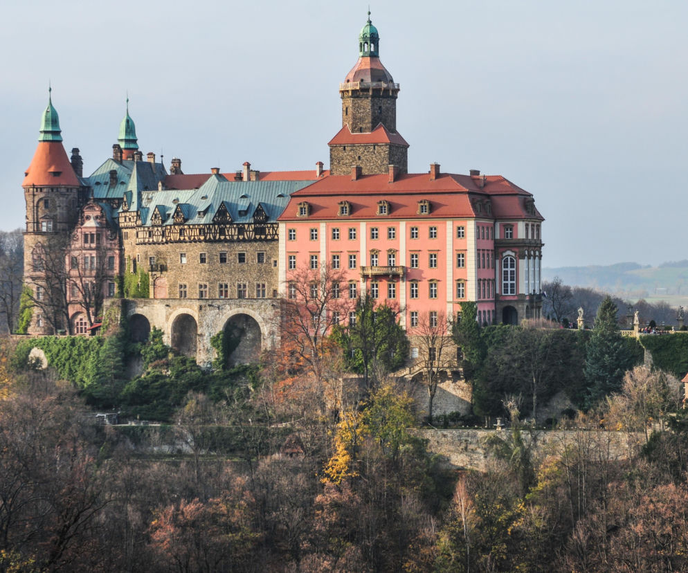 Wieża w kształcie kropli i ruiny ukryte wśród drzew. Te dolnośląskie zamki warto odwiedzić podczas jesiennego weekendu