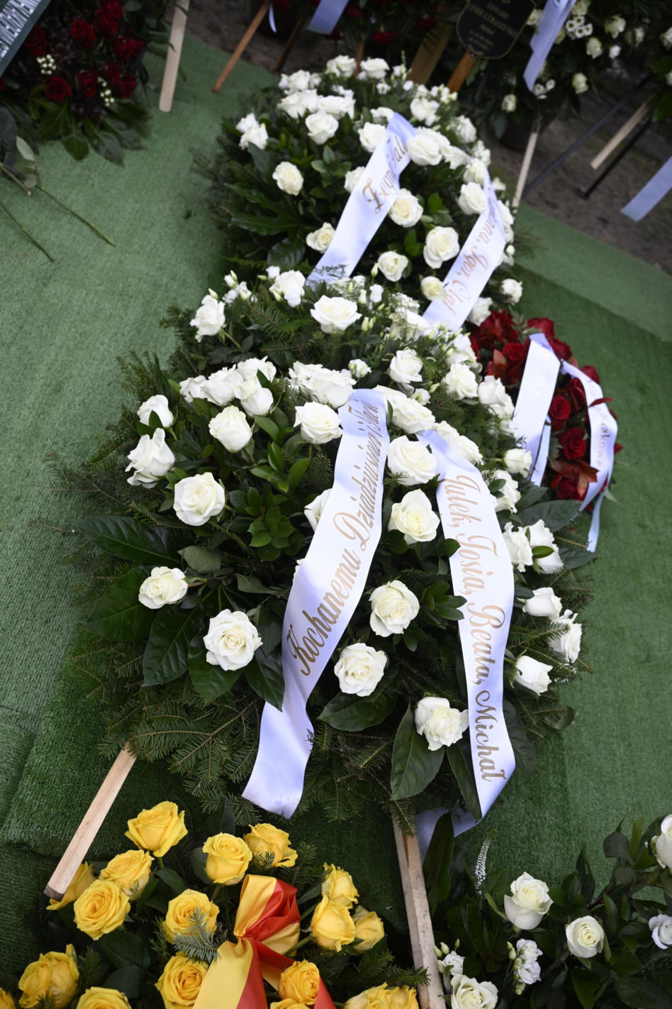 Wieńce na pogrzebie Edwarda Linde-Lubaszenki. Żałobnicy pożegnali artystę pięknymi kwiatami