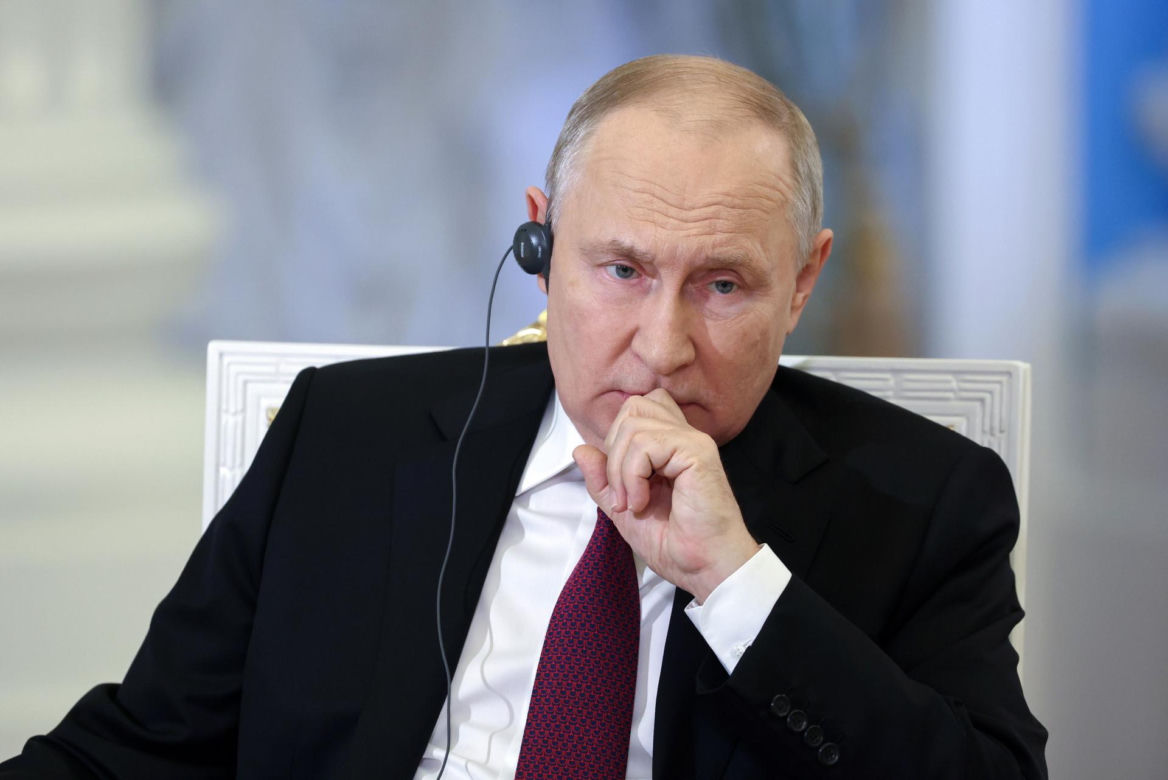 Co się dzieje z twarzą Putina?! "Kości policzkowe się rozchodzą". Szokujący widok