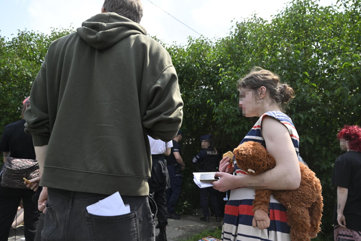 Policja na Osiedlu Przyjaźń w Warszawie 