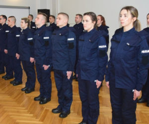 Nowi policjanci na Podkarpaciu. 5 policjantek i 12 policjantów złożyło ślubowanie [FOTO]