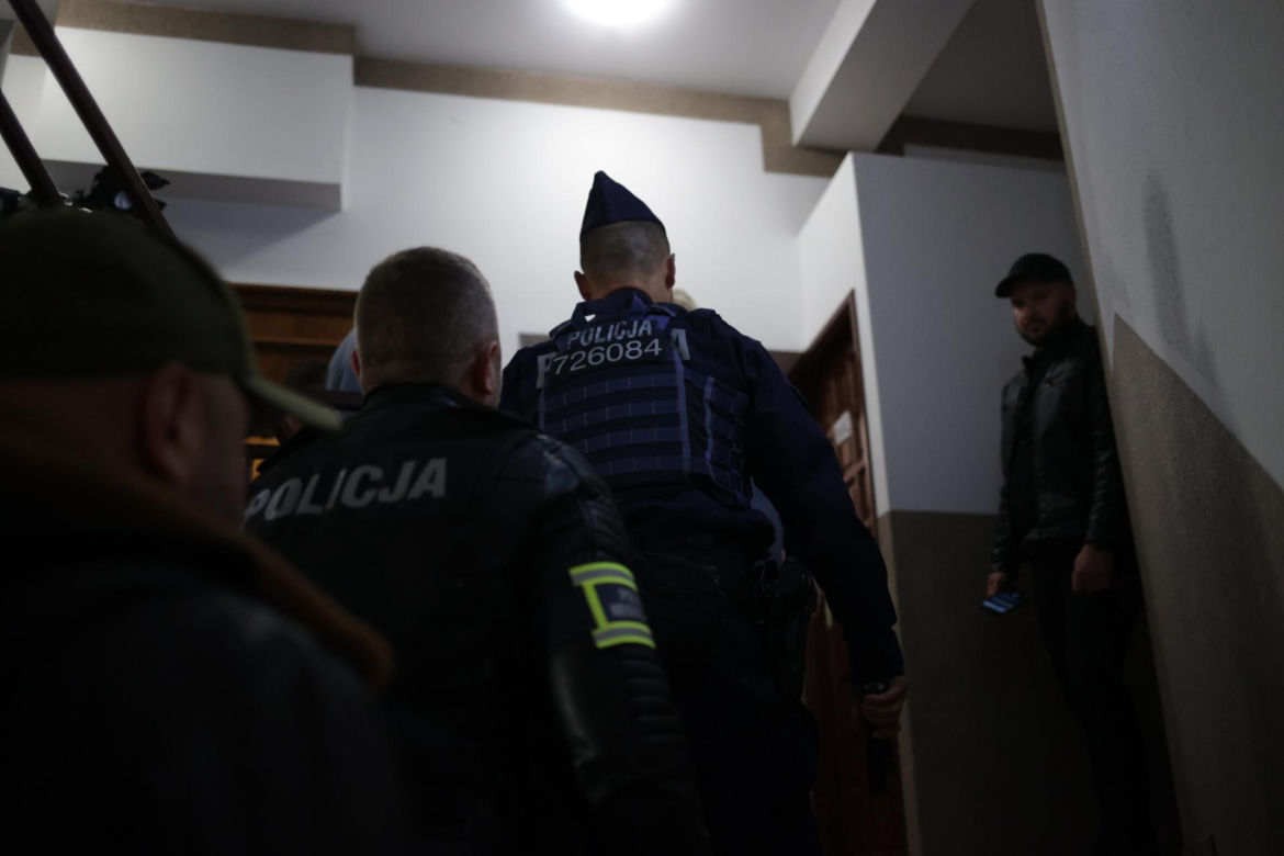 Biskup ewakuowany przez policję. Wierni krzyczeli: "Ty tchórzu!". Nocna awantura w parafii
