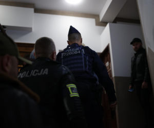 Biskup ewakuowany przez policję. Wierni krzyczeli: Ty tchórzu!. Nocna awantura w parafii