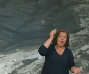 Tłumaczki języka migowego na koncercie w rocznicę Powstania Warszawskiego