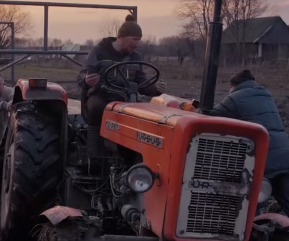 Rolnicy. Podlasie. Do tyłu pchajcie, do tyłu! Legendarne błoto sparaliżuje pracę u Gienka i Andrzeja