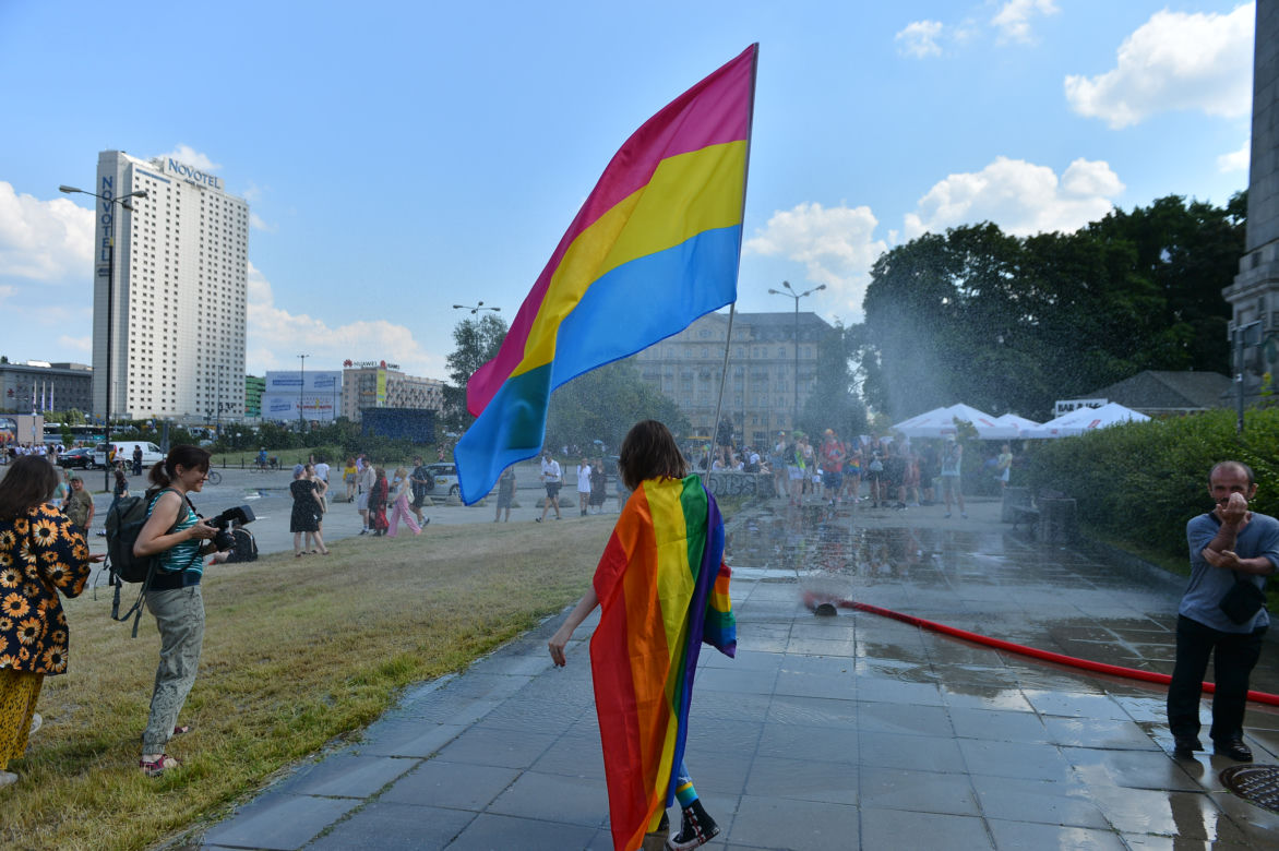 Na Placu Defilad ustawiono kurtyny wodne, by móc się ochłodzić
