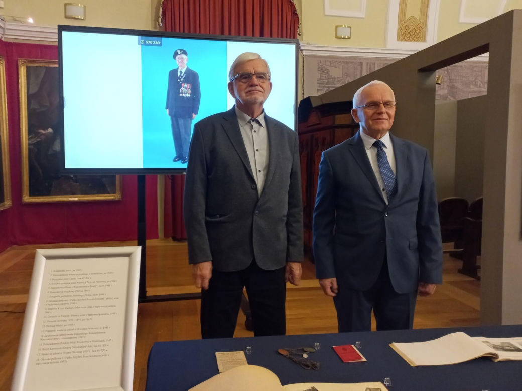 Wojenne pamiatki po Antonim Firleju w Muzuem Okręgowym w Lesznie. Był żołnierzem Dywizji Generała Maczka