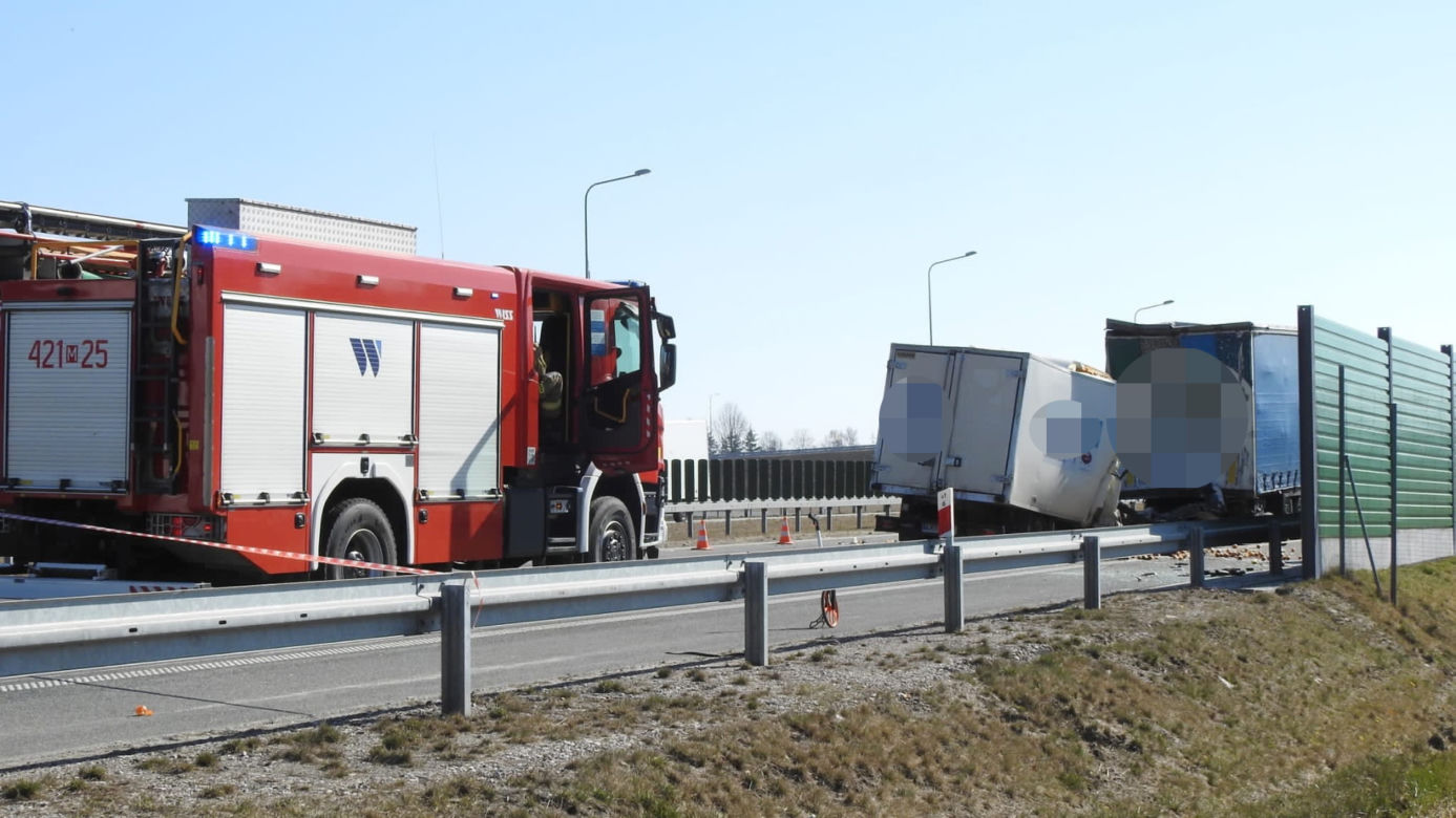 Dwa wypadki jeden po drugim na S17. Nie żyje 57-latek