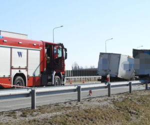 Dwa wypadki jeden po drugim na S17. Nie żyje 57-latek
