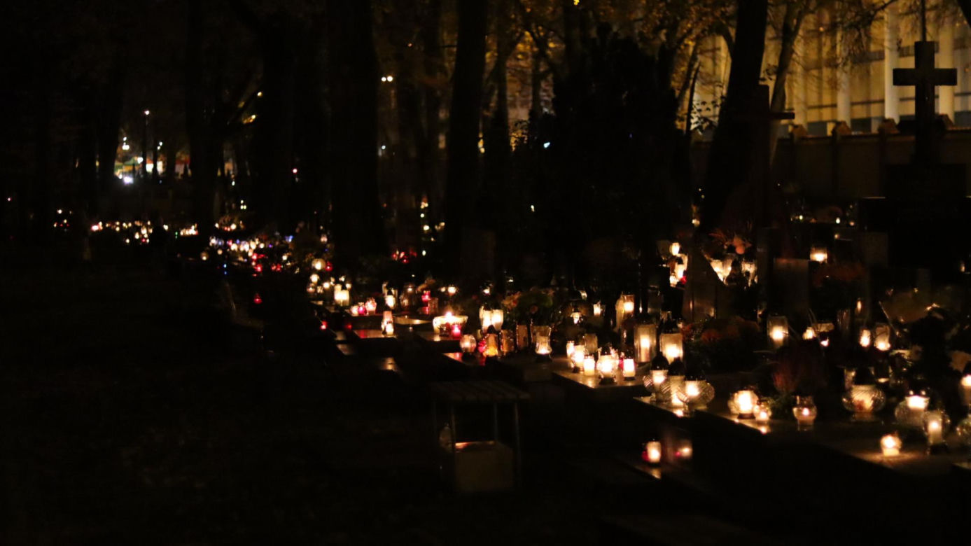 Tysiące płomieni. Tak wygląda lubelski cmentarz po zmroku. Zobaczcie!
