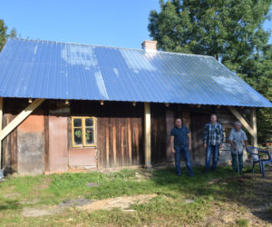 Sąsiedzi wybudowali dach dla chorego Tadeusza