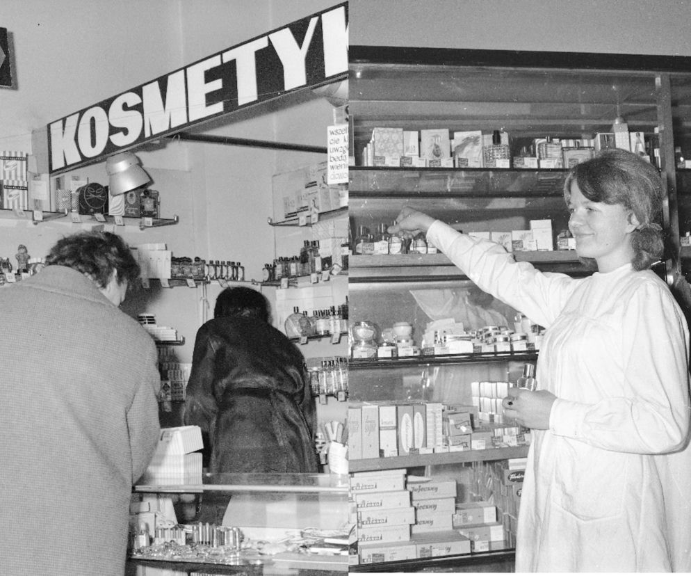 Sklep kosmetyczny z czasów PRL. Ekspedientka układa towary na półce. O kultowych produktach przeczytasz na Eska.