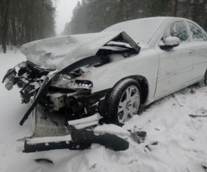 Czołówka dwóch osobówek – DK 74 całkowicie ZABLOKOWANA 