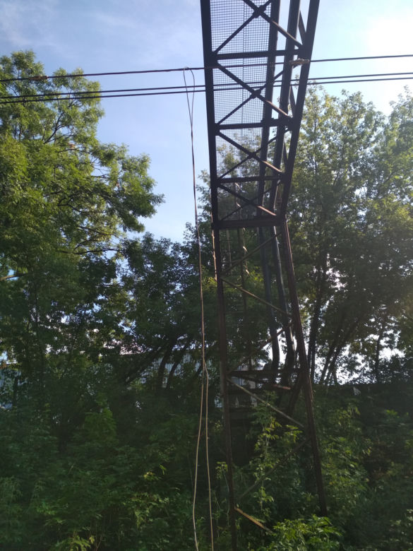 Zarzucił stalową linkę na sieć trakcyjną