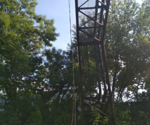 Zarzucił stalową linkę na sieć trakcyjną