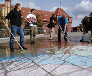 Przeciwnicy Marszu Równości zmyli napisy i tęczową flagę na pl. Solidarności! [ZDJĘCIA]