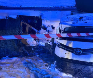 Wypadł busem z drogi, huknął w dom. Trzy osoby ranne, mieszkańcy stracili dach nad głową