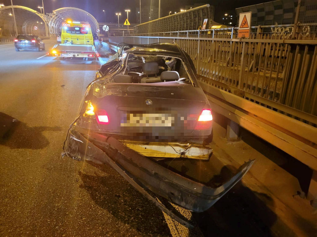 Bmw zgniecione przez tira jak puszka na trasie S8