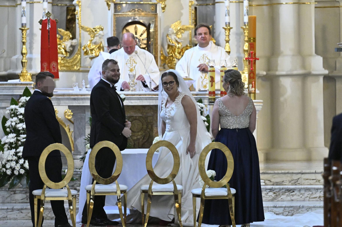 Posłowie Moskal i Kanthak na ślubnym kobiercu. Takie garnitury wybrali