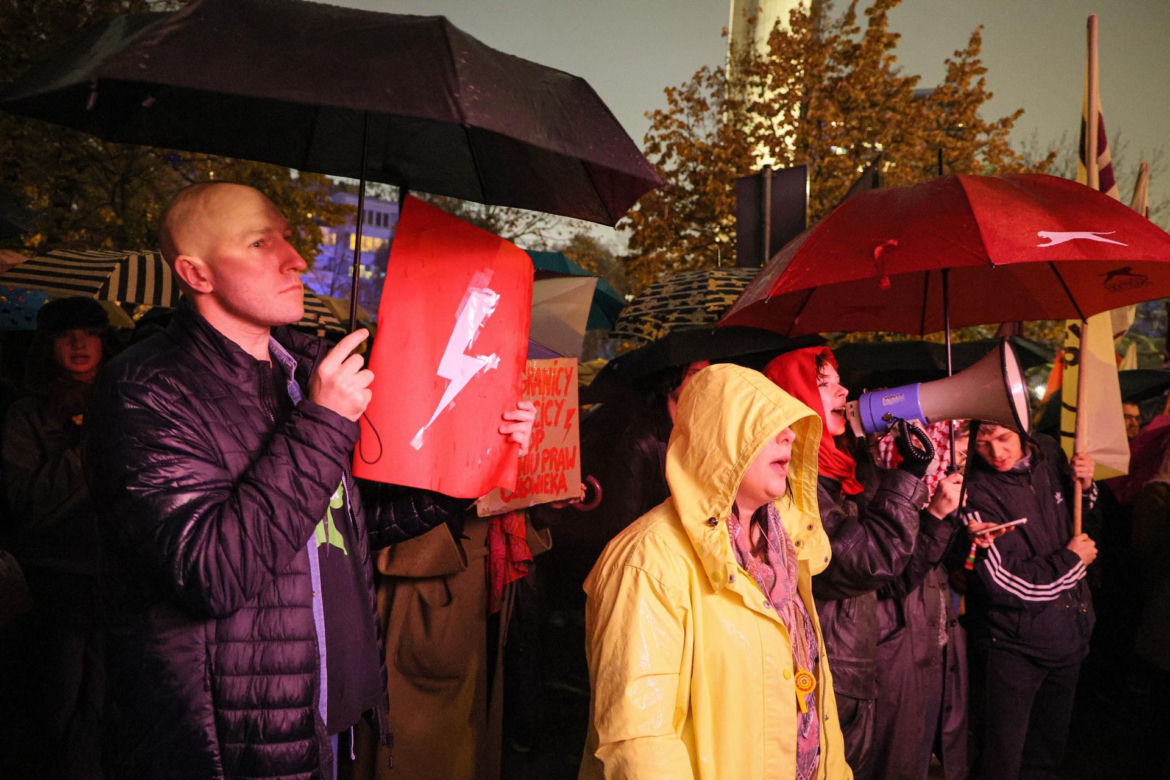 „Czerwona kartka za aborcję” przed Sejmem. Protest w Warszawie