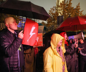 „Czerwona kartka za aborcję” przed Sejmem. Protest w Warszawie